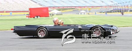 世界上最“扁”的汽車 躺著開！