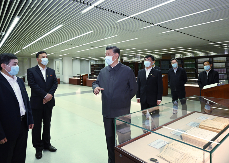 2022年4月25日，習(xí)近平來到中國人民大學(xué)考察調(diào)研。這是他在圖書館考察。