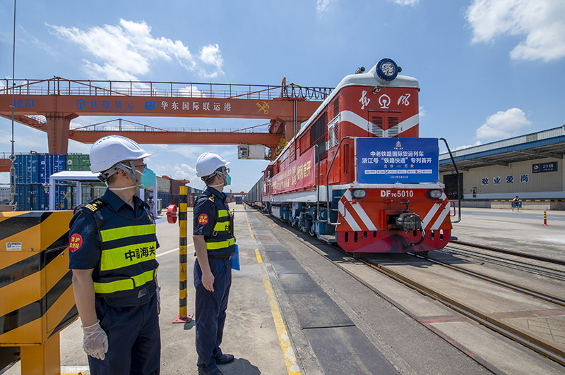 2022年6月29日，浙江金華，中老鐵路國(guó)際貨運(yùn)列車浙江號(hào)“鐵路快通”首趟專列經(jīng)海關(guān)監(jiān)管后，從浙江省鐵路金華南站鳴笛啟程，經(jīng)磨憨口岸駛向老撾萬象。