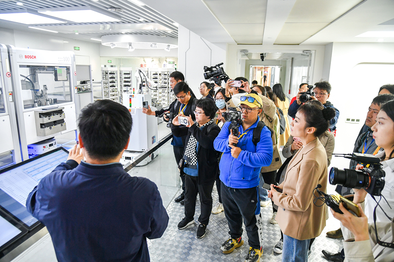 2023年10月16日，第三屆“一帶一路”國際合作高峰論壇新聞中心組織中外記者采訪。記者在中德大廈內(nèi)的博世未來工廠展區(qū)參觀，了解其高質(zhì)量創(chuàng)新發(fā)展成果。