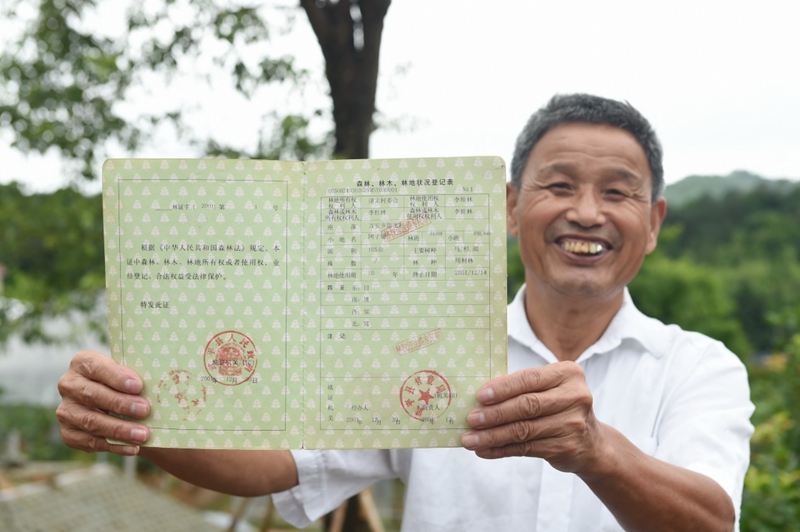 2017年6月13日，福建武平縣萬安鎮(zhèn)捷文村村民李桂林展示林權(quán)改革后領(lǐng)到的全國第一本新式林權(quán)證。