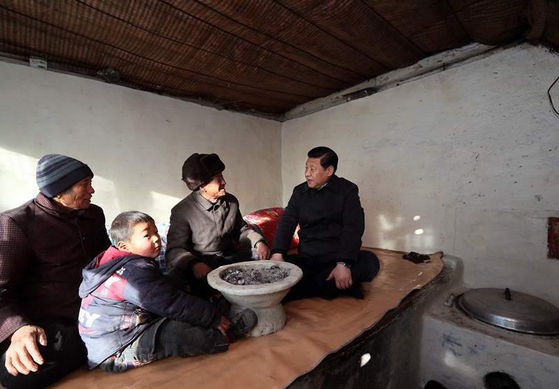 2012年12月30日，習(xí)近平在河北省阜平縣龍泉關(guān)鎮(zhèn)駱駝灣村看望唐榮斌老人一家。