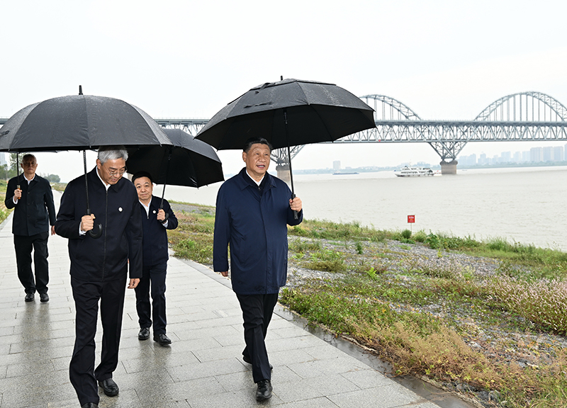 2023年10月10日，習(xí)近平總書記在江西長(zhǎng)江國(guó)家文化公園九江城區(qū)段冒雨考察。