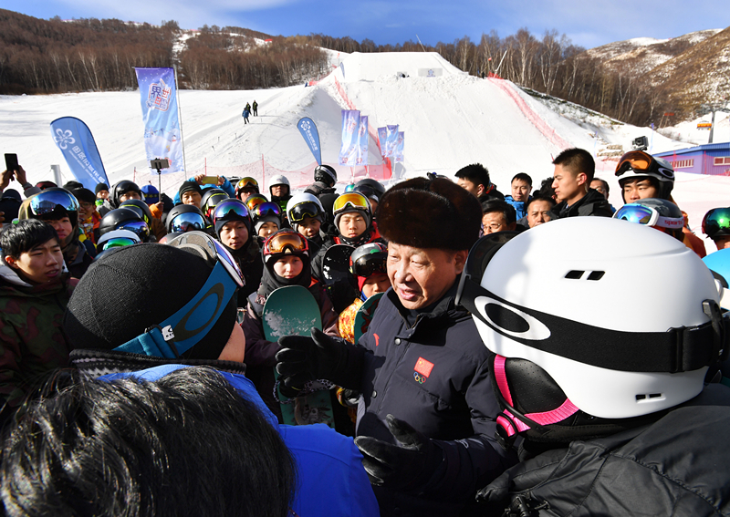2017年1月23日，習(xí)近平總書記在云頂滑雪場同正在集訓(xùn)的國家滑雪隊(duì)運(yùn)動(dòng)員及滑雪愛好者親切交談。