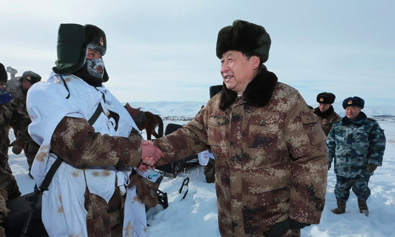 2014年1月26日，習(xí)近平總書記春節(jié)前夕冒嚴(yán)寒踏冰雪慰問邊防官兵。
