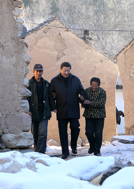 2012年12月30日，習(xí)近平總書記來到地處深山的河北阜平駱駝灣村，走進(jìn)困難群眾唐宗秀家慰問看望。