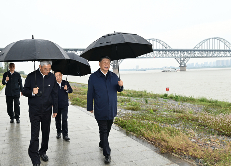 2023年10月10日，習(xí)近平在長江國家文化公園九江城區(qū)段考察時，冒雨沿江堤步行察看沿岸風(fēng)貌。