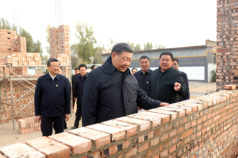 2023年11月10日，習(xí)近平總書記在河北保定涿州市刁窩鎮(zhèn)萬(wàn)全莊村房屋重建施工現(xiàn)場(chǎng)考察。