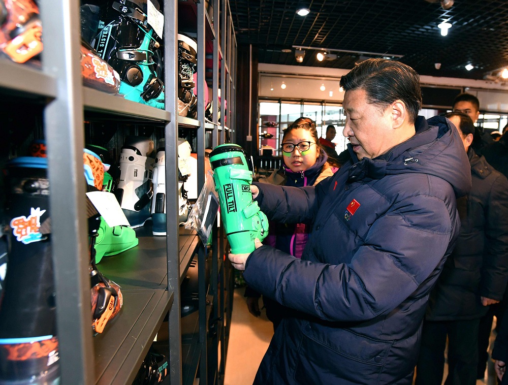 2017年1月23日，習(xí)近平總書記在河北省張家口市云頂滑雪場(chǎng)雪具大廳了解各式雪具的不同功用。