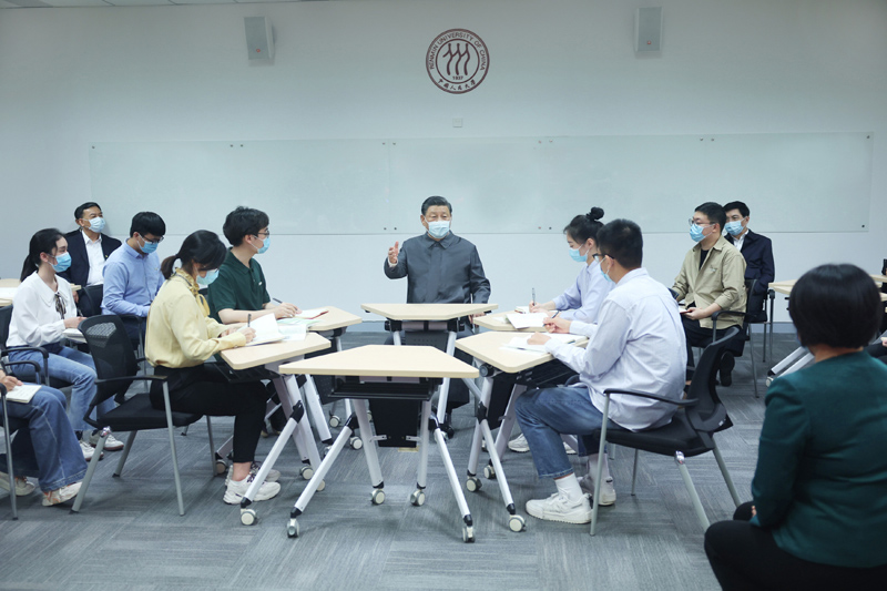 2022年4月25日，習(xí)近平總書記來(lái)到中國(guó)人民大學(xué)考察調(diào)研。這是總書記在立德樓觀摩思政課智慧教室現(xiàn)場(chǎng)教學(xué)并參與討論。