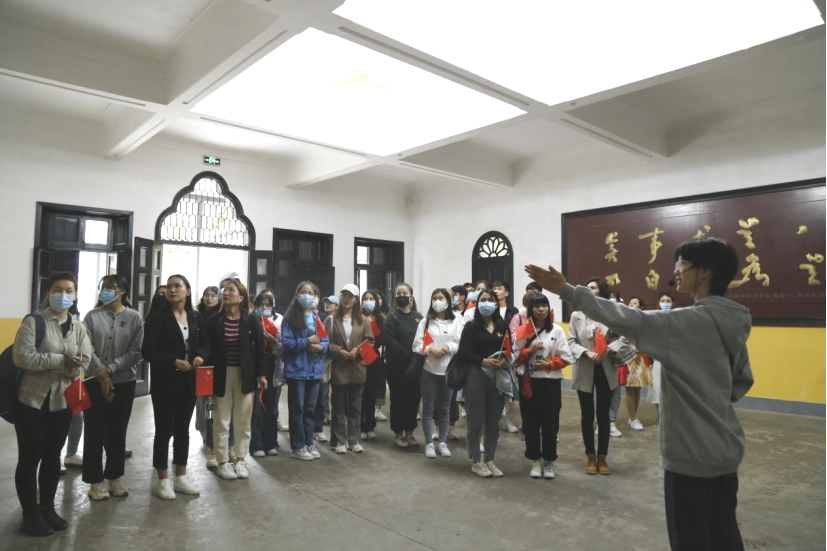 2021年5月20日，在喜迎中國共產(chǎn)黨建黨100周年之際，我校開展了少數(shù)民族學(xué)生“學(xué)黨史、感恩黨、跟黨走”紅色研學(xué)活動。