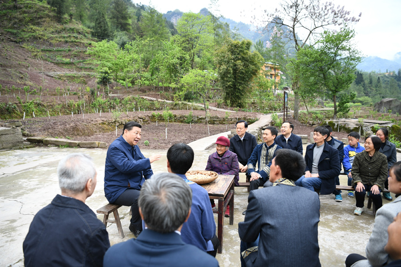 2019年4月15日至17日，中共中央總書記、國家主席、中央軍委主席習近平在重慶考察，并主持召開解決“兩不愁三保障”突出問題座談會。這是4月15日下午，習近平在石柱土家族自治縣中益鄉(xiāng)華溪村同村民代表、基層干部、扶貧干部、鄉(xiāng)村醫(yī)生等圍坐在一起，共話脫貧攻堅。新華社記者 謝環(huán)馳 攝