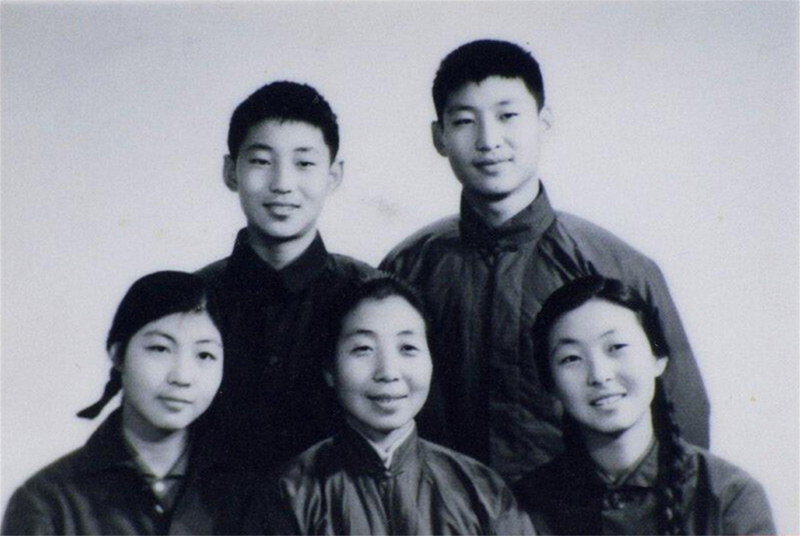 1972年冬，齊心和子女們。前排右起:齊橋橋、齊心、習(xí)安安。后排右起:習(xí)近平、習(xí)遠(yuǎn)平。