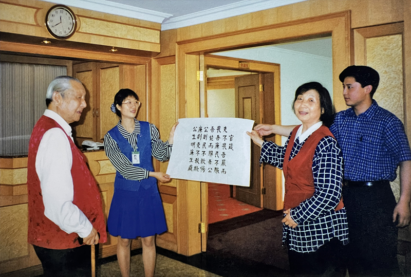 1999年3月，習(xí)仲勛欣賞齊心的書法作品《官箴》。