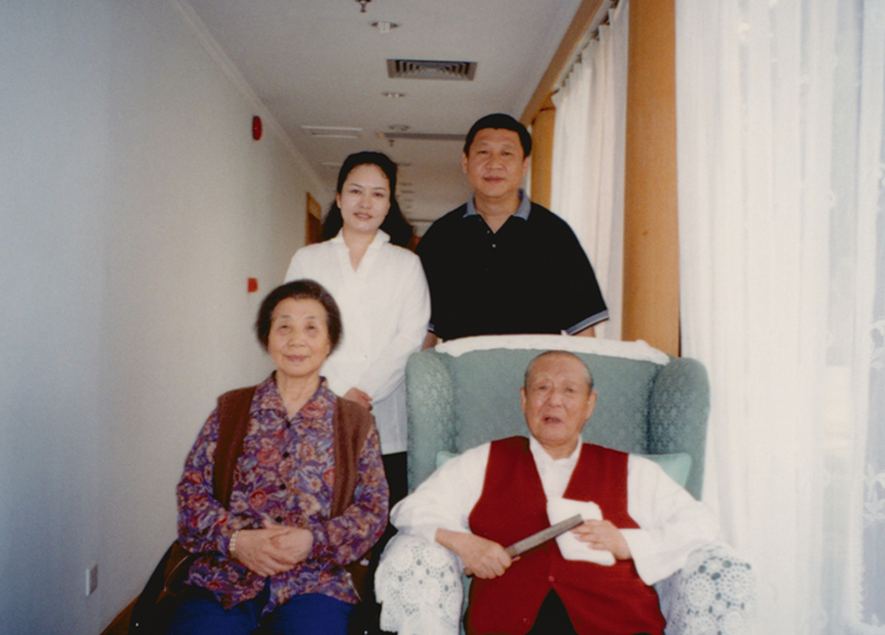 這是習(xí)近平、彭麗媛同習(xí)仲勛、齊心的合影。