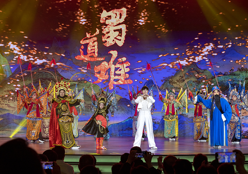 2023年10月13日，成都，“把青春華章寫在祖國(guó)大地上”大思政課網(wǎng)絡(luò)主題宣傳和互動(dòng)引導(dǎo)活動(dòng)在四川大學(xué)舉行。