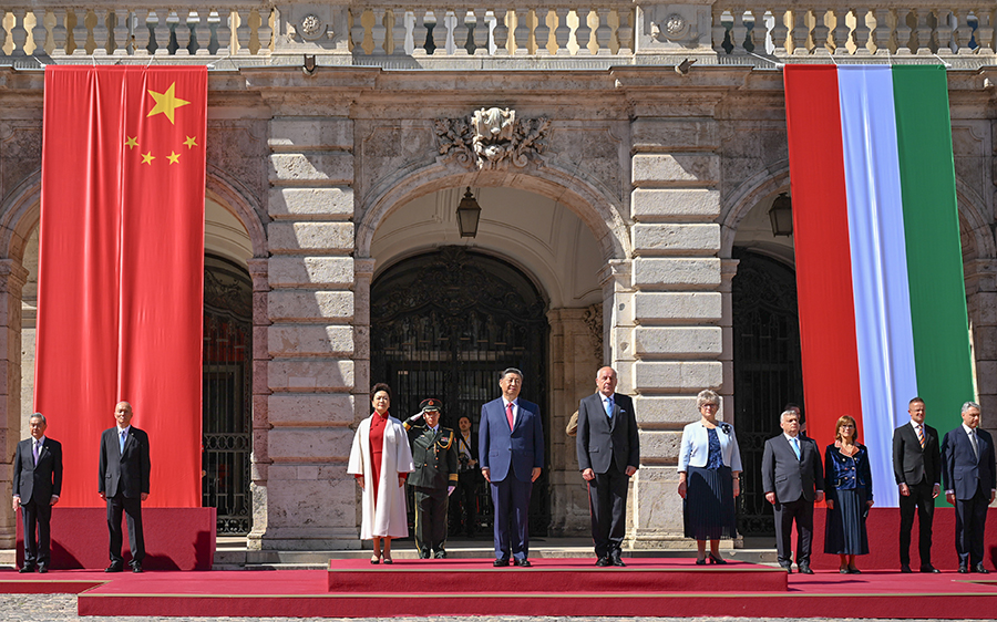 當(dāng)?shù)貢r(shí)間5月9日上午，國(guó)家主席習(xí)近平在布達(dá)佩斯出席匈牙利總統(tǒng)舒尤克和總理歐爾班共同舉行的隆重歡迎儀式。新華社記者 謝環(huán)馳 攝