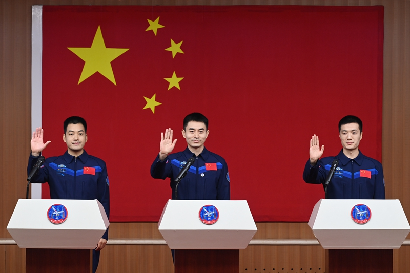 2024年月24日，神舟十八號載人飛行任務航天員葉光富（中）、李聰（右）、李廣蘇在酒泉衛(wèi)星發(fā)射中心問天閣與媒體記者集體見面。