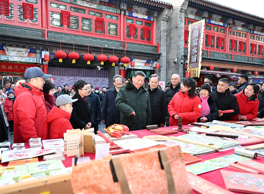2024年2月1日下午，習(xí)近平在天津古文化街考察時，同店鋪員工和現(xiàn)場群眾互動交流。新華社記者 謝環(huán)馳 攝