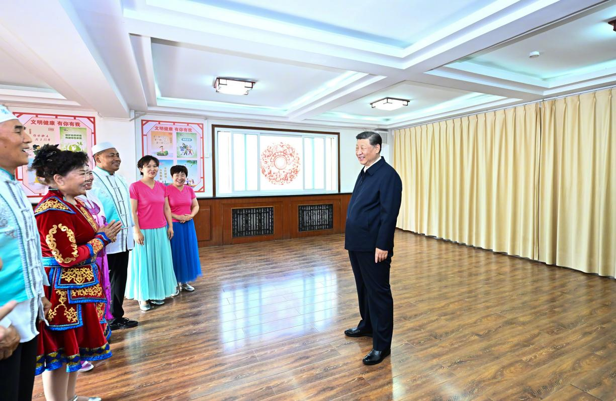 6月19日下午，習(xí)近平總書(shū)記在銀川市金鳳區(qū)長(zhǎng)城花園社區(qū)活動(dòng)室考察時(shí)，同社區(qū)居民親切交流。