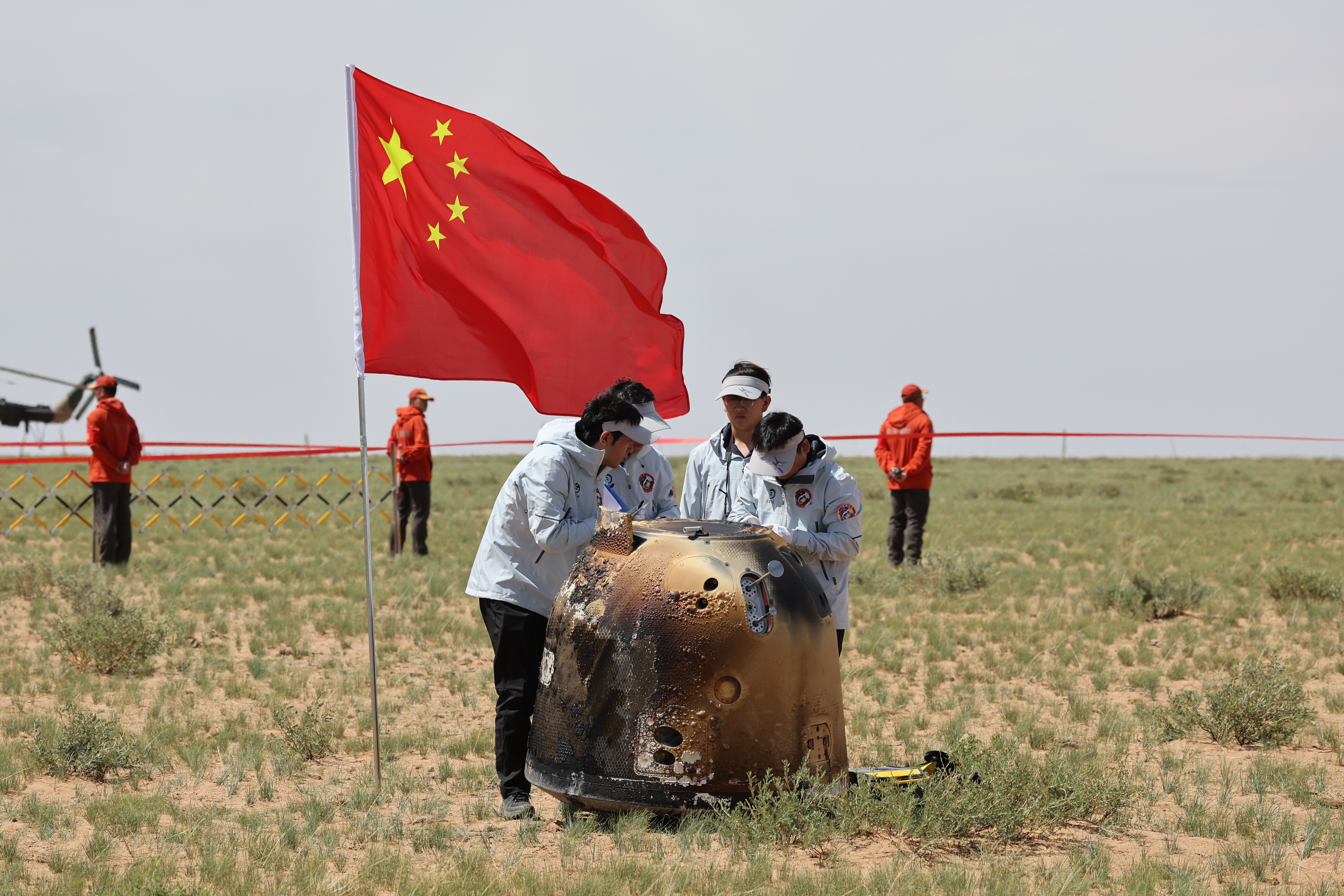 6月25日拍攝的嫦娥六號返回器回收現(xiàn)場。