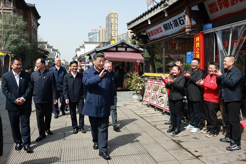 2024年3月19日上午，習(xí)近平在常德河街考察時，同店主和游客親切交流。新華社記者 王曄 攝