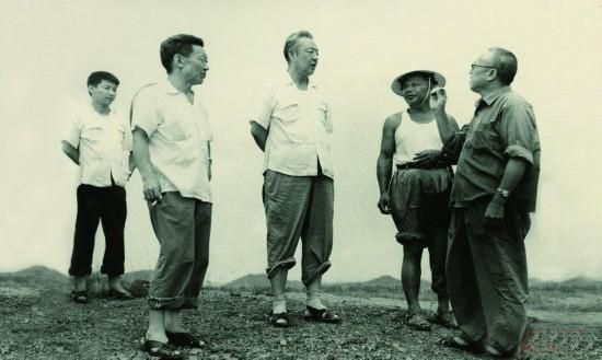 1978年8月，習(xí)仲勛（左三）在廣東惠陽農(nóng)村調(diào)研。在清華大學(xué)讀書的習(xí)近平（左一）利用暑假時(shí)間參加社會(huì)實(shí)踐，隨同父親一起下鄉(xiāng)。