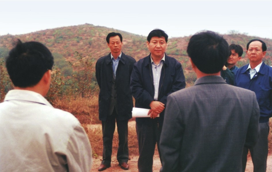 1999年11月，習近平在龍巖市長汀縣河田水土流失治理區(qū)調(diào)研。圖源：《習近平在福建（下）》