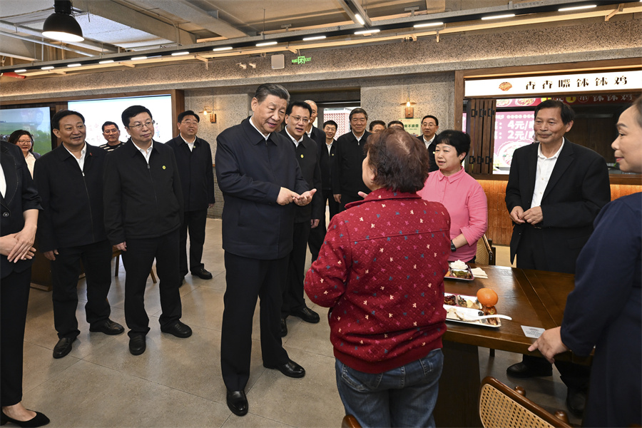 2024年4月22日下午，習(xí)近平在九龍坡區(qū)謝家灣街道民主村社區(qū)考察時(shí)，同正在社區(qū)食堂就餐的群眾親切交流。新華社記者 謝環(huán)馳 攝