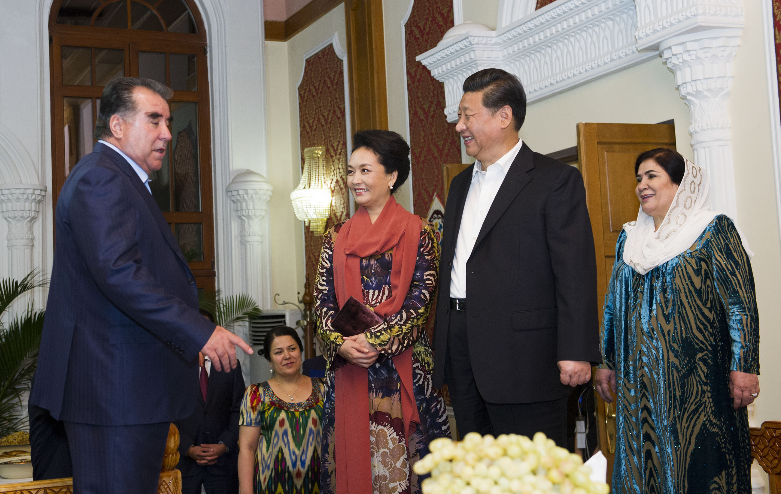 2014年9月12日，習(xí)近平主席在杜尚別出席塔吉克斯坦總統(tǒng)拉赫蒙舉行的家宴。這是習(xí)近平主席和夫人彭麗媛在拉赫蒙夫婦陪同下參觀總統(tǒng)官邸。