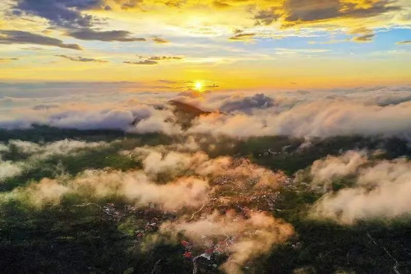 圖為云霧繚繞的軍營村，群山盡翠，紅瓦掩映。廈門市委宣傳部供圖
