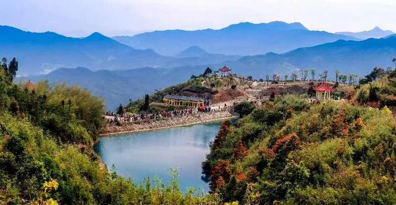 圖為游客們到軍營村七彩池欣賞美景。廈門市委宣傳部供圖