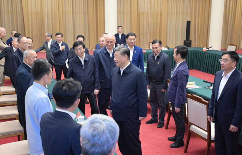 2024年5月23日，習(xí)近平總書記在山東省濟(jì)南市主持召開企業(yè)和專家座談會(huì)并發(fā)表重要講話。這是總書記同參會(huì)的企業(yè)和專家代表親切交流。