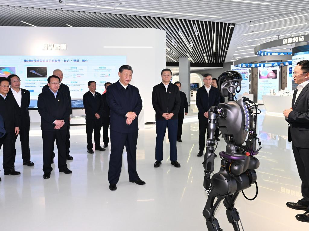 2023年11月28日下午，習(xí)近平在浦東新區(qū)張江科學(xué)城參觀上海科技創(chuàng)新成果展。新華社記者 謝環(huán)馳 攝