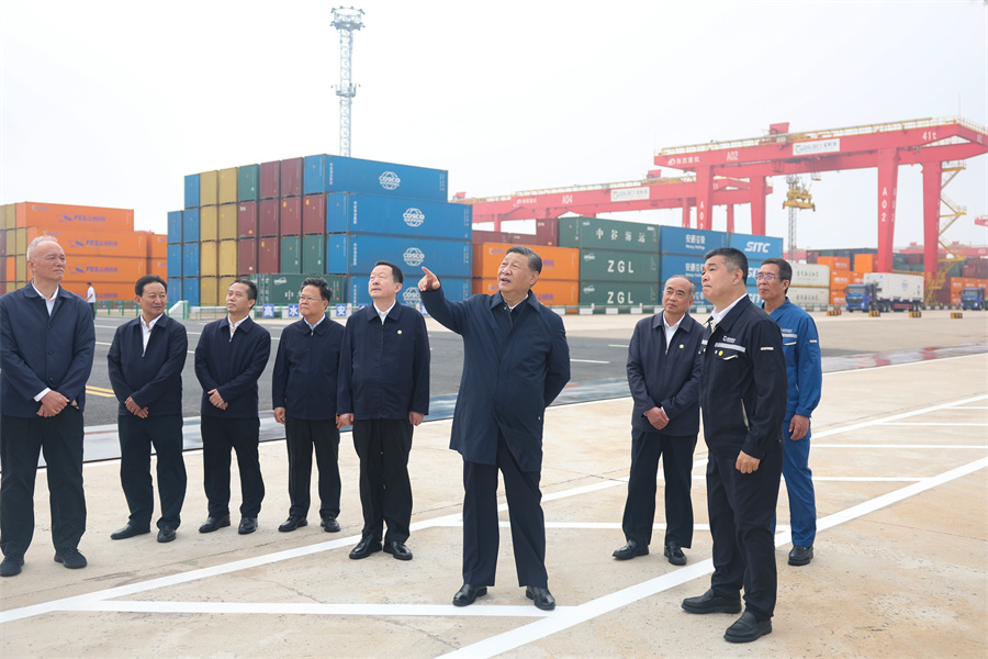 2024年5月22日至24日，中共中央總書記、國家主席、中央軍委主席習(xí)近平在山東考察。這是22日下午，習(xí)近平在日照港察看全自動化集裝箱碼頭作業(yè)場景。新華社記者 鞠鵬 攝