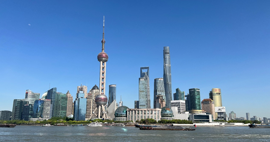 沿蘇州河遠(yuǎn)眺陸家嘴城市建筑群。人民網(wǎng) 馬作鵬 攝