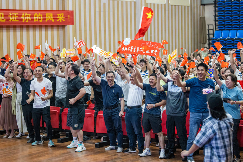 北京時(shí)間7月27日，2024年巴黎奧運(yùn)會首個(gè)比賽日，在射擊10米氣步槍混合團(tuán)體比賽中，中國選手黃雨婷/盛李豪獲得金牌。圖為黃雨婷的母校師生們通過收看奧運(yùn)直播的方式為她加油助威。