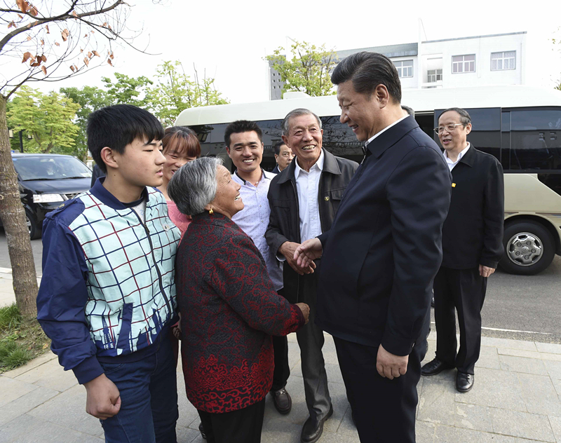 2016年4月25日，習(xí)近平在安徽省滁州市鳳陽縣小崗村看望當(dāng)年大包干帶頭人嚴(yán)金昌（右三）一家。